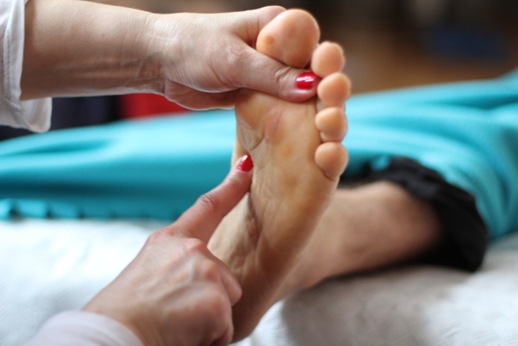 Kurs masażu stóp On Zon Su, Szkolenia refleksologii stóp - Sposób trzymania stopy osoby masowanej w czasie wykonywania masażu refleksologii stóp On Zon Su IMG_7001.JPG